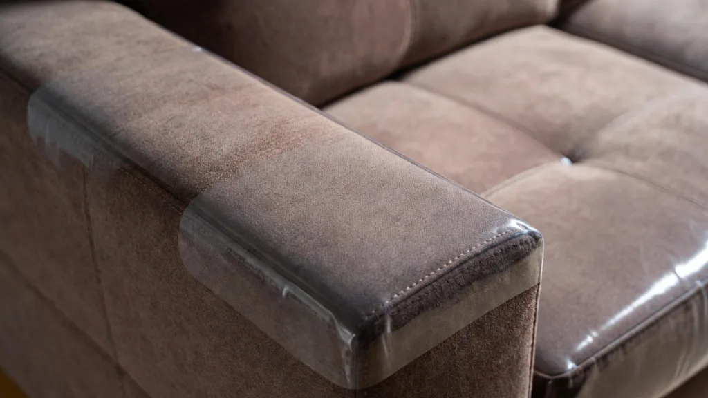 Gato araña el sofá: Cómo redirigir al rascador